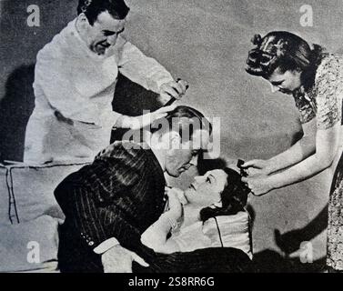 Gerry Fairbanks und Joan Collins an einem Filmset. Gerald Bertram „Jerry“ Fairbanks (* 1. November 1904 in San Francisco – 21. Juni 1995 in Santa Barbara, Kalifornien) war ein Produzent und Regisseur der Hollywood-Film- und Fernsehindustrie. Dame Joan Henrietta Collins DBE (* 23. Mai 1933) ist eine englische Schauspielerin, Autorin und Kolumnistin Stockfoto