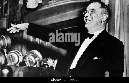 Franklin Delano Roosevelt (* 30. Januar 1882 bis 12. April 1945), oft mit seinen Initialen FDR bezeichnet, war ein US-amerikanischer Politiker und Anwalt, der von 1933 bis zu seinem Tod 1945 als 32. Präsident der Vereinigten Staaten fungierte. Als Mitglied der Demokratischen Partei gewann er vier Rekordwahlen und wurde in der ersten Hälfte des 20. Jahrhunderts zu einer zentralen Persönlichkeit der Weltereignisse Stockfoto