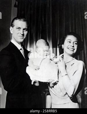 Der Herzog und die Herzogin von Edinburgh mit Prinz Charles. Prinz Philip, Herzog von Edinburgh (geboren am 10. Juni 1921 als Prinz Philipp von Griechenland und Dänemark, später Philip Mountbatten; geboren am 9. April 2021), war der Ehemann von Königin Elisabeth II. Die Herzogin von Edinburgh (Elizabeth Alexandra Mary; geboren am 21. April 1926) wurde 1953 zur Königin Elisabeth II. Gekrönt. Sie ist Königin des Vereinigten Königreichs und 14 weitere Commonwealth-Reiche. Charles, Prinz von Wales (Charles Philip Arthur George; * 14. November 1948 in Wales), ist der Thronfolger der Briten als ältester Sohn von Königin Elisabeth II. Stockfoto