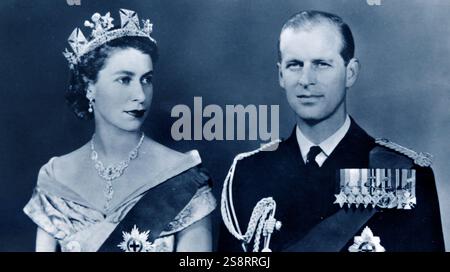 Königin Elisabeth II. Und der Herzog von Edinburgh. Elisabeth II. (* 21. April 1926) ist Königin des Vereinigten Königreichs und 14 weitere Commonwealth-Reiche. Prinz Philipp, Herzog von Edinburgh (* 10. Juni 1921 als Prinz Philipp von Griechenland und Dänemark, später Philipp Mountbatten; 9. April 2021), war der Ehemann von Königin Elisabeth II Stockfoto