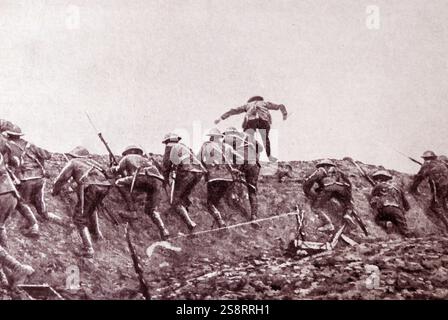 Keine Stunde auf der Somme. Die Schlacht an der Somme, auch bekannt als Somme-Offensive, war eine Schlacht im Ersten Weltkrieg, die von den Armeen des Britischen Reiches und der Französischen Dritten Republik gegen das Deutsche Reich geführt wurde. Sie fand zwischen dem 1. Juli und dem 18. November 1916 auf beiden Seiten des Oberlaufs der Somme statt, einem Fluss in Frankreich. Die Schlacht sollte den Alliierten den Sieg beschleunigen. Mehr als drei Millionen Männer kämpften in der Schlacht, und eine Million Männer wurden verletzt oder getötet Stockfoto
