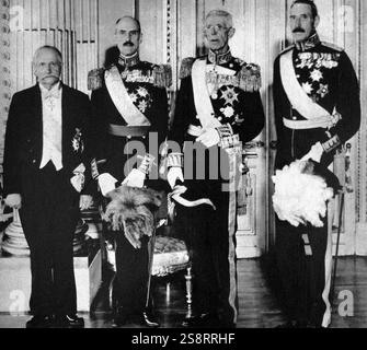 Gustaf V. Oscar Gustaf Adolf (16. Juni 1858 – 29. Oktober 1950) war von 1907 bis zu seinem Tod 1950 König von Schweden. Er war der älteste Sohn von König Oscar II. Von Schweden und Sophia von Nassau, einer Halbschwester von Adolphe, Großherzog von Luxemburg. Er regierte vom Tod seines Vaters Oscar II. Im Jahr 1907 bis zu seinem eigenen Tod 42 Jahre später und hält den Rekord als ältester Monarch Schwedens und drittlängster Herrscher nach Magnus IV. Und Carl XVI. Gustaf Stockfoto