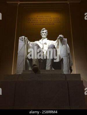 Das Lincoln Memorial ist eine US-amerikanische Gedenkstätte zu Ehren des 16. Präsidenten der Vereinigten Staaten, Abraham Lincoln. Es befindet sich am westlichen Ende der National Mall in Washington, D.C. gegenüber dem Washington Monument und hat die Form eines neoklassizistischen Tempels. Der Architekt der Gedenkstätte war Henry Bacon. Der Designer der großen zentralen Statue, Abraham Lincoln (1920), war Daniel Chester French Stockfoto