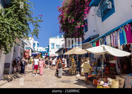 Sidi Bou Said, Karthago, Tunesien - 27. August 2022: Menschen zu Fuß im Stadtzentrum. Die Stadt ist eine Touristenattraktion und bekannt für ihre ausgedehnten Stockfoto