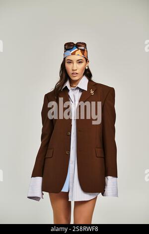 Die junge, schöne Frau zeigt mit auffälligen Kleidungsstücken und Accessoires ein einzigartiges modisches Statement. Stockfoto