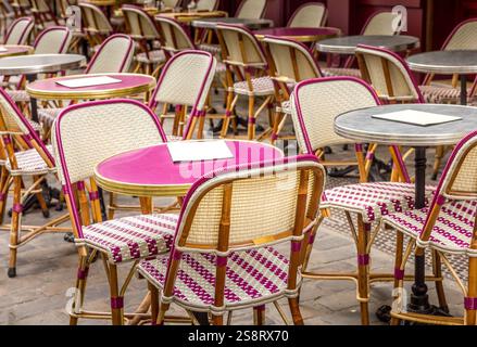 Typischer Tisch und Stühle in den Straßen von Paris, Frankreich Stockfoto