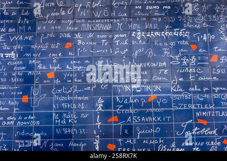 Mauer in Montmartre, wo "I love You" in vielen internationalen Sprachen geschrieben wird, Paris, Frankreich Stockfoto