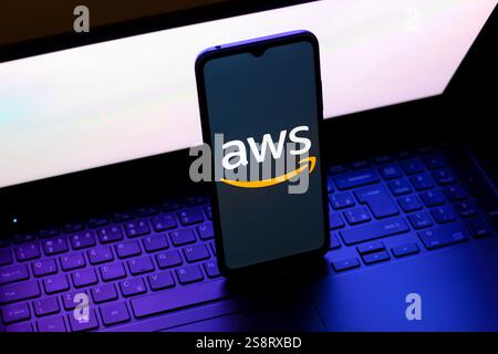 In dieser Abbildung wird das Amazon Web Services (AWS)-Logo auf einem Smartphone-Bildschirm angezeigt. Stockfoto