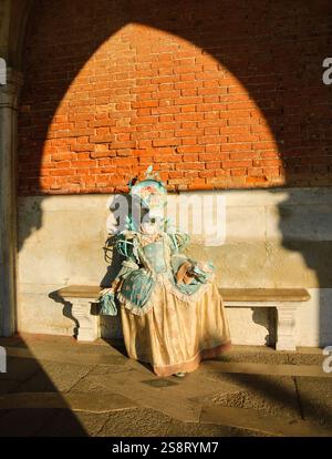 VENEDIG, ITALIEN - 16. FEBRUAR 2015: Eine Maske im Sonnenlicht in der Nähe des Dogenpalastes auf dem Markusplatz während des traditionellen Karnevals. Der Karneval in Venedig ist ein Stockfoto
