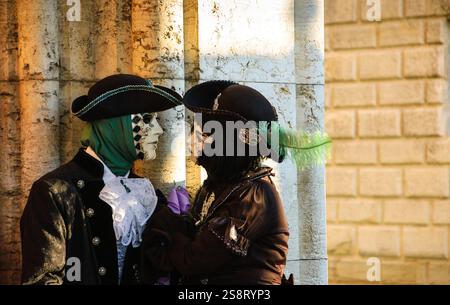 VENEDIG, ITALIEN - 16. FEBRUAR 2015:zwei Masken auf dem Markusplatz während des traditionellen Karnevals. Der Karneval in Venedig ist jährliche Veranstaltung, die e Stockfoto