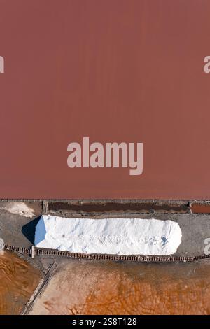 Aus der Vogelperspektive der Salzverdunstungsteiche in der Nähe von Burgas, Bulgarien Stockfoto