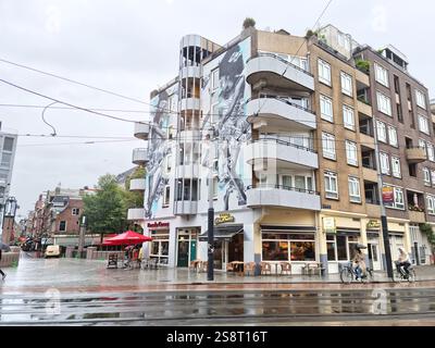 Amsterdam, Niederlande - 2. Oktober 2021: Menschen gehen im Leidseplein. In der Gegend gibt es mehrere Cafés, Restaurants und Bars. Stockfoto