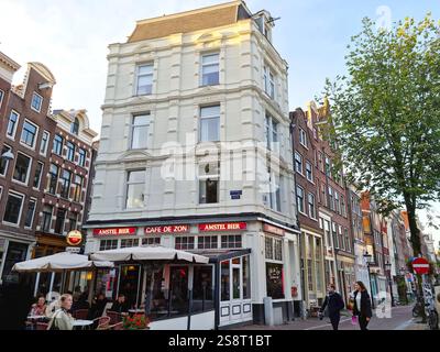 Amsterdam, Niederlande - 3. Oktober 2021: Prople Walking auf dem Nieuwmarkt (Englisch: New Market). Das Quadrat, das sich im Zentrum befindet, wird betrachtet Stockfoto