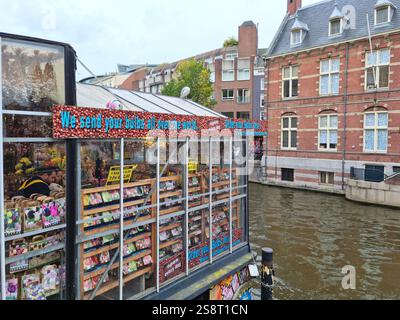 Amsterdam, Niederlande - 02. Oktober 2021: Menschen, die auf dem Blumenmarkt einkaufen. Der Ort ist der einzige schwimmende Blumenmarkt der Welt und ist es Stockfoto