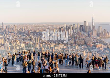 New York, USA: 9. Februar 2024: Touristen warten auf Sonnenuntergang am Edge-Gebäude in New York Stockfoto