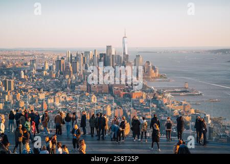 New York, USA: 9. Februar 2024: Touristen warten auf Sonnenuntergang am Edge-Gebäude in New York Stockfoto