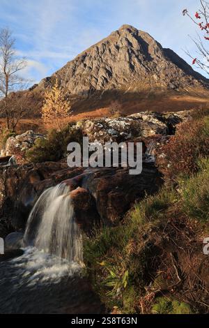 Scotland Glencoes - Blick auf Etive Mor mit Wasserfall Stockfoto