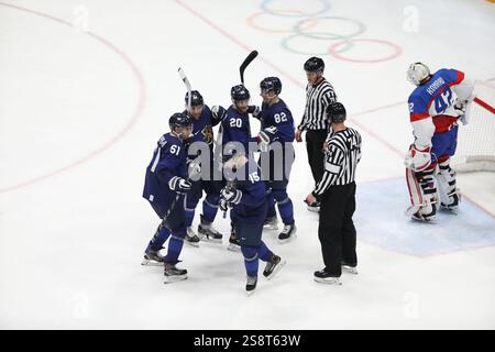 10. FEBRUAR 2022: Peking, China: Harri Pesonen #82 aus Finnland feiert das zweite Tor seines Teams, unterstützt von Miro Aaltonen #15 im Vorfeld Stockfoto