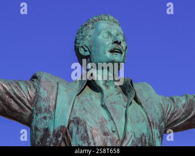 Polignano a Mare, Italien - 6. August 2021: Blick auf das Denkmal für Domenico Modugno in der Altstadt. Stockfoto