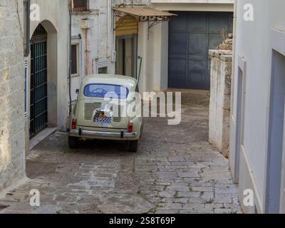 Locorotondo, Italien - 8. August 2021: Traditioneller italienischer Oldtimer Fiat 500 parkt in der Altstadt. Stockfoto
