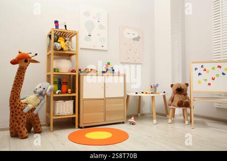 Innenraum des Kinderzimmers mit vielen verschiedenen Spielzeugen Stockfoto