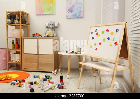 Innenraum des Kinderzimmers mit vielen verschiedenen Spielzeugen Stockfoto