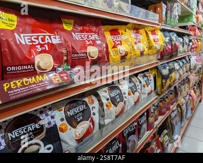 Kota Kinabalu, Malaysia – 20. Januar 2025: Instantkaffee-Pakete wie Nescafe werden in einem Supermarkt in Malaysia ausgestellt Stockfoto