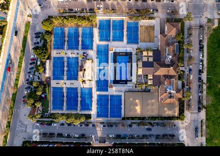 Blick von oben auf blaue Tennispadel Höfe im mediterranen Touristenziel Costa del Sol. Infrastruktur-Luxus-Sozialclub. Stockfoto
