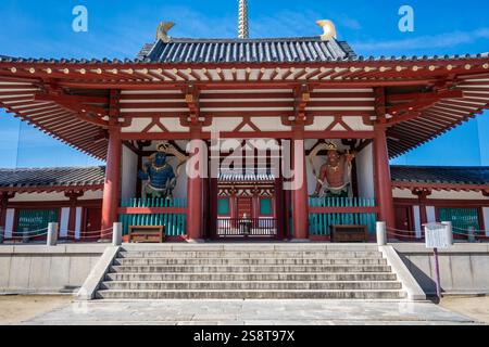 Altes Shitennoji-Tempeltor mit Dämonenstatuen in Osaka, Japan Stockfoto