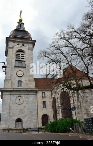 Der Glockenturm und die östliche Apsis der Kathedrale Saint-Jean in Besancon Stockfoto