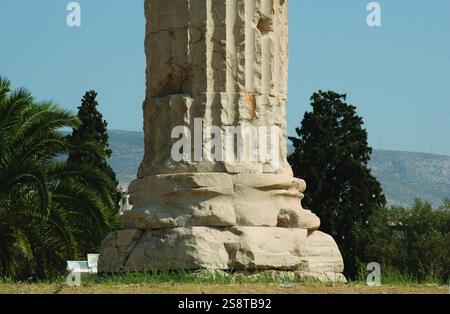 Griechenland. Athen. Tempel des Olympischen Zeus oder Olympieion. 6. Jahrhundert v. Chr. Fertiggestellt im 2. Jahrhundert n. Chr. (römische Zeit). Detail der Basis einer Spalte Stockfoto