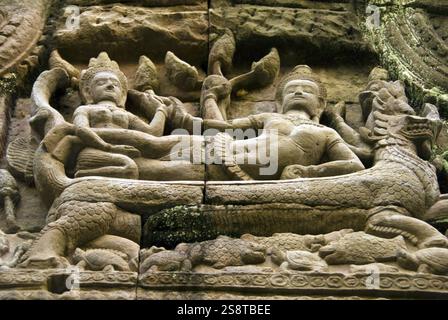 Ein Basreliefschnitzerei in Preah Khan, einem Tempel in Angkor, Kambodscha, erbaut im 12. Jahrhundert für König Jayavarman VII Stockfoto