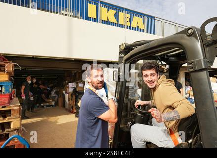 Mitarbeiter des in IKEA Alfafar eingerichteten Notfalllagers, um humanitäre Hilfe und Unterstützung für die betroffenen Gebiete der DANA zu leisten. Stockfoto