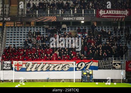 MALMÖ , 23-01-2025 , Malmö neues Stadion , Saison 2024 / 2025 , UEFA Europa League, Fußball. Während des Spiels Malmö - FC Twente, Fans des FC Twente Stockfoto