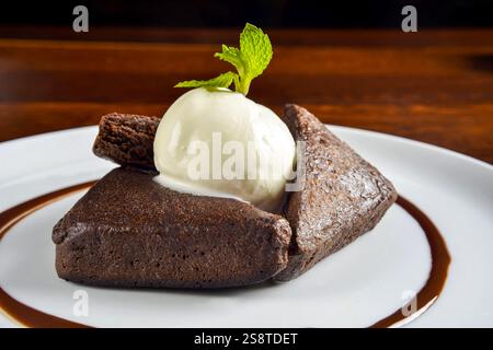 Brownie mit Vanilleeis Stockfoto