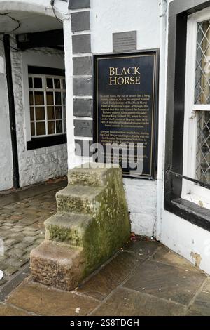 Stone Horse Monting Block vor dem Black Horse Pub. Stockfoto