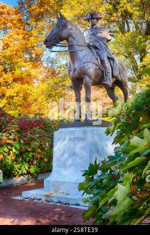 Low Angle View of the Equestrian Statue of George Washington, geschaffen von Frederick Roth in Morristown, New Jersey. Stockfoto