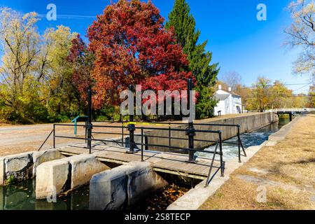 Kingston Lock am Delaware and Raritan Canal während eines sonnigen Herbsttags, New Jersey Stockfoto
