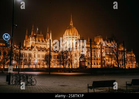 Das ungarische Parlamentsgebäude, auch bekannt als das Parlament von Budapest bei Nacht. Stockfoto