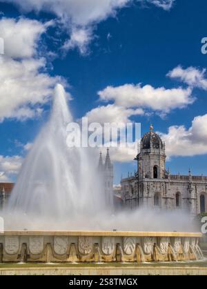 Portugal, Lissabon. Der Brunnen im Kaiserlichen Garten (Praca do Imperio) und das Jeronimos-Kloster (Mosteiro dos Jeronimos) und das Belem-Viertel. Stockfoto
