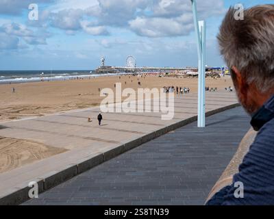 7.2.2024 Scheveningen ist ein lebhafter Badeort in den Haag, Niederlande, bekannt für seine Sandstrände, berühmten Pier, Fischrestaurants und Wassersport Stockfoto