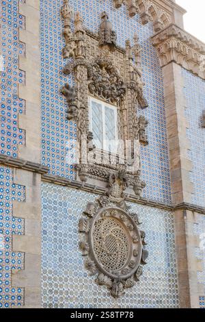 Sintra, Portugal. Pena Palace. Die Burg und das Kloster wurden Ende der 1400er Jahre erbaut, der Palast wurde 1854 fertiggestellt. Zum UNESCO-Weltkulturerbe ernannt. Stockfoto