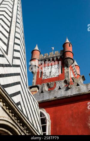 Sintra, Portugal. Pena Palace. Die Burg und das Kloster wurden Ende der 1400er Jahre erbaut, der Palast wurde 1854 fertiggestellt. Zum UNESCO-Weltkulturerbe ernannt. Stockfoto