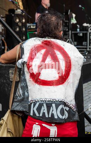 Großes rotes Anarchie-Symbol auf der Rückseite einer Lederweste beim Punk ja Yäk Punk Rock Festival in Turku, Finnland Stockfoto