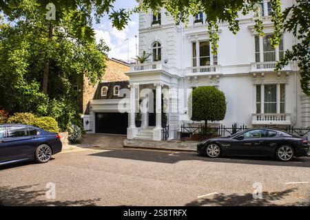 Elegantes Weißes Haus und geparkte Autos in Kensington, London Stockfoto