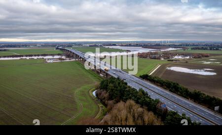 Panoramablick auf die Ouse Bridge in East Riding of Yorkshire, die die Autobahn M62 über den Fluss Ouse zwischen Goole und Howden führt. Stockfoto