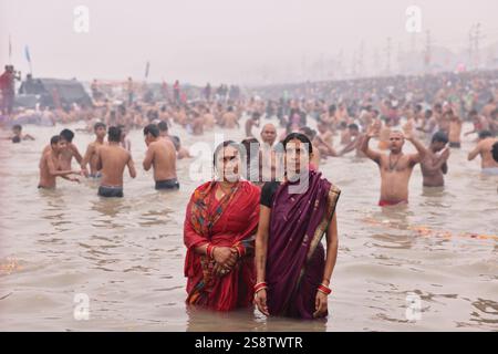 Pilger, die im Ganges am Triveni Sangam am verheißenden Shahi Snan (königliches Bad) baden, Maha Kumbh Mela, Prayagraj, Uttar Pradesh, Indien. Stockfoto