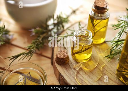 Detail mit frisch zubereitetem natürlichem Öl, das zu Hause mit Rosmarinessenzen hergestellt wird. Erhöhte Aussicht. Stockfoto