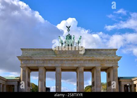 Brandenburger Tor mit Flügeln Quadriga und Säulen. Die geflügelte Quadriga-Statue auf dem Brandenburger Tor im Stadtzentrum von Berlin. Stockfoto