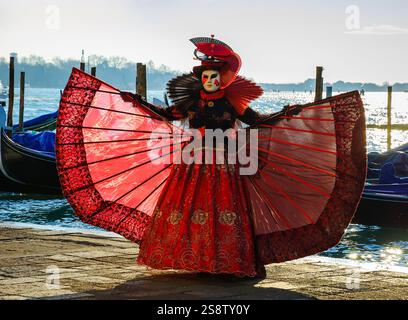 VENEDIG, ITALIEN - 16. FEBRUAR 2015: Eine Maske auf dem Markusplatz in der Nähe der Gondeln während des Karnevals. Der Karneval in Venedig ist ein jährliches Ereignis, das sich in Venedig befindet Stockfoto